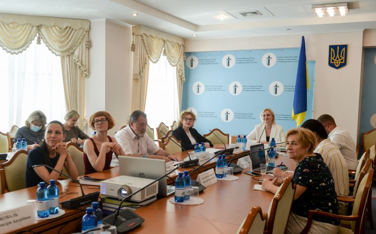 Комітет Верховної Ради України з питань гуманітарної та інформаційної політики провів у форматі відеоконференції  слухання на тему: «Читання як життєва стратегія»

На сьогодні залишається актуальною потреба звернути увагу на промоцію читання на всеукраїнському рівні та сприяти підвищенню рівня читацької грамотності населення. Лише 8 % опитаних українців проводять своє дозвілля за книжкою щодня, тоді як ще у 2018 році кількість щоденних читачів становила 11%.

Розроблення Стратегії розвитку читання на 2021 – 2025 роки зумовлено необхідністю кардинальних змін у підходах до промоції читання як усвідомлено обраної дозвіллєвої, освітньої практики та практики саморозвитку.  
