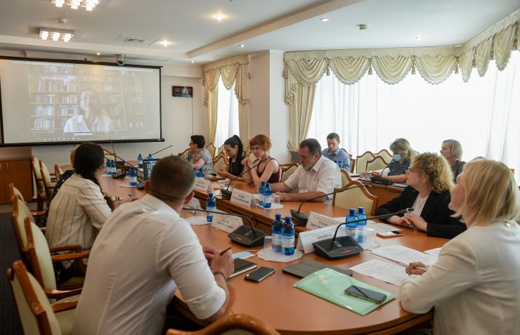 Комітет Верховної Ради України з питань гуманітарної та інформаційної політики провів у форматі відеоконференції  слухання на тему: «Читання як життєва стратегія»

На сьогодні залишається актуальною потреба звернути увагу на промоцію читання на всеукраїнському рівні та сприяти підвищенню рівня читацької грамотності населення. Лише 8 % опитаних українців проводять своє дозвілля за книжкою щодня, тоді як ще у 2018 році кількість щоденних читачів становила 11%.

Розроблення Стратегії розвитку читання на 2021 – 2025 роки зумовлено необхідністю кардинальних змін у підходах до промоції читання як усвідомлено обраної дозвіллєвої, освітньої практики та практики саморозвитку.  
