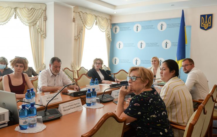 Комітет Верховної Ради України з питань гуманітарної та інформаційної політики провів у форматі відеоконференції  слухання на тему: «Читання як життєва стратегія»

На сьогодні залишається актуальною потреба звернути увагу на промоцію читання на всеукраїнському рівні та сприяти підвищенню рівня читацької грамотності населення. Лише 8 % опитаних українців проводять своє дозвілля за книжкою щодня, тоді як ще у 2018 році кількість щоденних читачів становила 11%.

Розроблення Стратегії розвитку читання на 2021 – 2025 роки зумовлено необхідністю кардинальних змін у підходах до промоції читання як усвідомлено обраної дозвіллєвої, освітньої практики та практики саморозвитку.  
