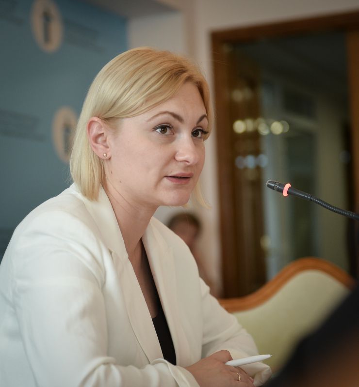 Комітет Верховної Ради України з питань гуманітарної та інформаційної політики провів у форматі відеоконференції  слухання на тему: «Читання як життєва стратегія»

На сьогодні залишається актуальною потреба звернути увагу на промоцію читання на всеукраїнському рівні та сприяти підвищенню рівня читацької грамотності населення. Лише 8 % опитаних українців проводять своє дозвілля за книжкою щодня, тоді як ще у 2018 році кількість щоденних читачів становила 11%.

Розроблення Стратегії розвитку читання на 2021 – 2025 роки зумовлено необхідністю кардинальних змін у підходах до промоції читання як усвідомлено обраної дозвіллєвої, освітньої практики та практики саморозвитку.   Заступник голови Комітету, голова підкомітету з питань інформаційної політики Комітету Верховної Ради України з питань гуманітарної та інформаційної політики Кравчук Євгенія
