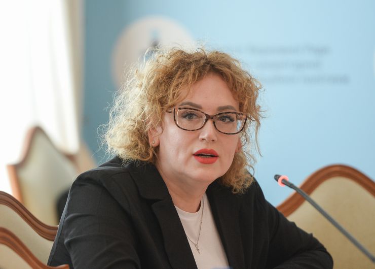 Комітет Верховної Ради України з питань гуманітарної та інформаційної політики провів у форматі відеоконференції  слухання на тему: «Читання як життєва стратегія»

На сьогодні залишається актуальною потреба звернути увагу на промоцію читання на всеукраїнському рівні та сприяти підвищенню рівня читацької грамотності населення. Лише 8 % опитаних українців проводять своє дозвілля за книжкою щодня, тоді як ще у 2018 році кількість щоденних читачів становила 11%.

Розроблення Стратегії розвитку читання на 2021 – 2025 роки зумовлено необхідністю кардинальних змін у підходах до промоції читання як усвідомлено обраної дозвіллєвої, освітньої практики та практики саморозвитку.  Заступник Міністра культури та інформаційної політики України Лариса Петасюк
