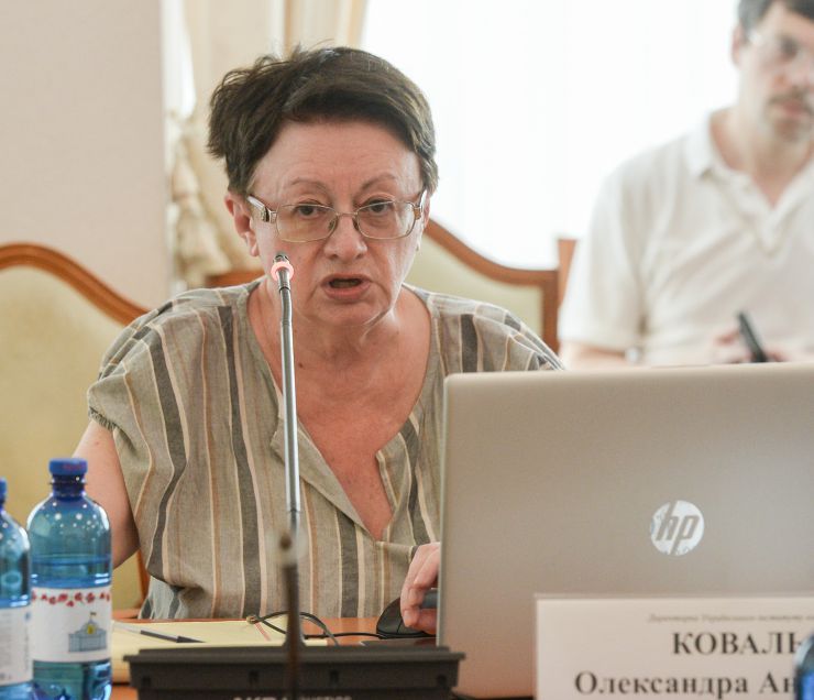 Комітет Верховної Ради України з питань гуманітарної та інформаційної політики провів у форматі відеоконференції  слухання на тему: «Читання як життєва стратегія»

На сьогодні залишається актуальною потреба звернути увагу на промоцію читання на всеукраїнському рівні та сприяти підвищенню рівня читацької грамотності населення. Лише 8 % опитаних українців проводять своє дозвілля за книжкою щодня, тоді як ще у 2018 році кількість щоденних читачів становила 11%.

Розроблення Стратегії розвитку читання на 2021 – 2025 роки зумовлено необхідністю кардинальних змін у підходах до промоції читання як усвідомлено обраної дозвіллєвої, освітньої практики та практики саморозвитку.   Олександра КОВАЛЬ директорка Українського інституту книги
