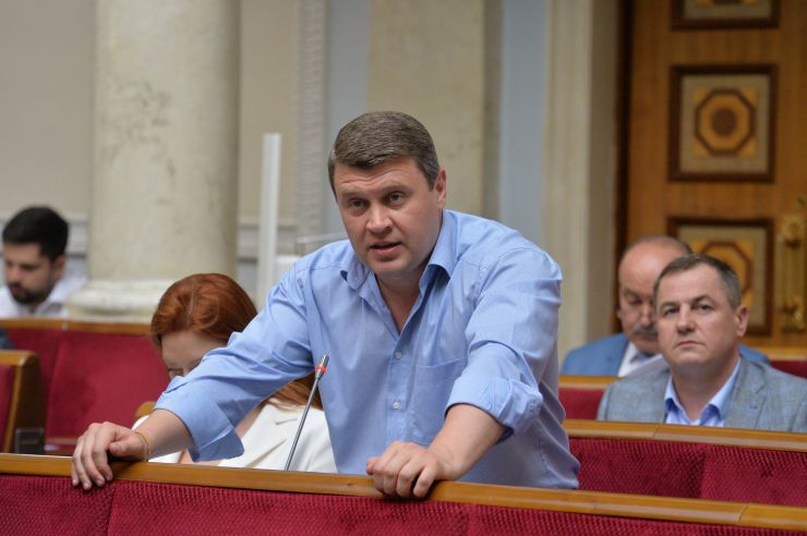 Позачергове пленарне засідання Верховної Ради України.   

Для участі у позачерговому засіданні зареєструвалося 172 народних депутатів. 
Голова Верховної Ради України Дмитро Разумков відкрив позачергове пленарне засідання.
Народні депутати розглядають правки до проекту Закону про особливості реформування підприємств оборонно-промислового комплексу державної форми власності, №3822.
Вадим Івченко -Батьківщина
