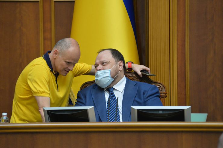 Позачергове пленарне засідання Верховної Ради України.   

Для участі у позачерговому засіданні зареєструвалося 172 народних депутатів. 
Голова Верховної Ради України Дмитро Разумков відкрив позачергове пленарне 
засідання.
Народні депутати розглядають правки до проекту Закону про особливості реформування підприємств оборонно-промислового комплексу державної форми власності, №3822.
Радуцький , Стефанчук

