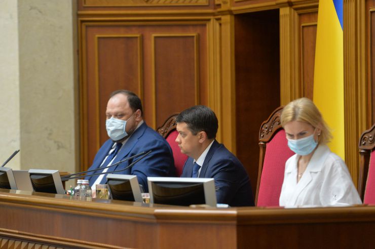 Позачергове пленарне засідання Верховної Ради України.   

Для участі у позачерговому засіданні зареєструвалося 172 народних депутатів. 
Голова Верховної Ради України Дмитро Разумков відкрив позачергове пленарне засідання.
Народні депутати розглядають правки до проекту Закону про особливості реформування підприємств оборонно-промислового комплексу державної форми власності, №3822.
Стефанучк, Разумков, Кондратюк
