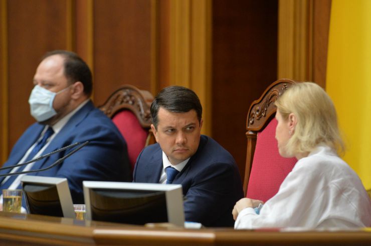 Позачергове пленарне засідання Верховної Ради України.   

Для участі у позачерговому засіданні зареєструвалося 172 народних депутатів. 
Голова Верховної Ради України Дмитро Разумков відкрив позачергове пленарне засідання.
Народні депутати розглядають правки до проекту Закону про особливості реформування підприємств оборонно-промислового комплексу державної форми власності, №3822.
Стефанучк, Разумков, Кондратюк
