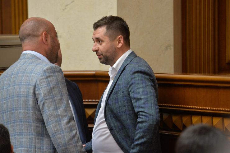 Позачергове пленарне засідання Верховної Ради України.   

Для участі у позачерговому засіданні зареєструвалося 172 народних депутатів. 
Голова Верховної Ради України Дмитро Разумков відкрив позачергове пленарне засідання.
Народні депутати розглядають правки до проекту Закону про особливості реформування підприємств оборонно-промислового комплексу державної форми власності, №3822.
Давид Арахамія -СН

