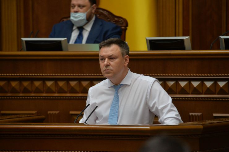 Позачергове пленарне засідання Верховної Ради України.   

Для участі у позачерговому засіданні зареєструвалося 172 народних депутатів. 
Голова Верховної Ради України Дмитро Разумков відкрив позачергове пленарне засідання.
Народні депутати розглядають правки до проекту Закону про особливості реформування підприємств оборонно-промислового комплексу державної форми власності, №3822.
Олександр Завітневич -Голова Комітету Верховної Ради України з питань національної безпеки, оборони та розвідки,  
