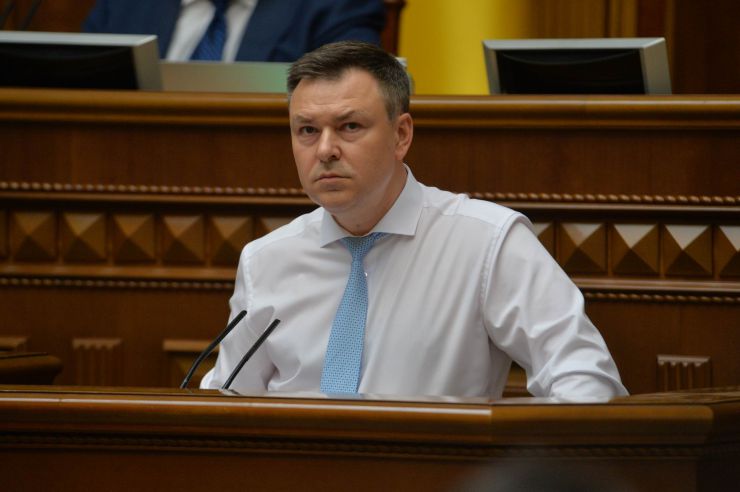 Позачергове пленарне засідання Верховної Ради України.   

Для участі у позачерговому засіданні зареєструвалося 172 народних депутатів. 
Голова Верховної Ради України Дмитро Разумков відкрив позачергове пленарне засідання.
Народні депутати розглядають правки до проекту Закону про особливості реформування підприємств оборонно-промислового комплексу державної форми власності, №3822.
Олександр Завітневич -Голова Комітету Верховної Ради України з питань національної безпеки, оборони та розвідки,  
