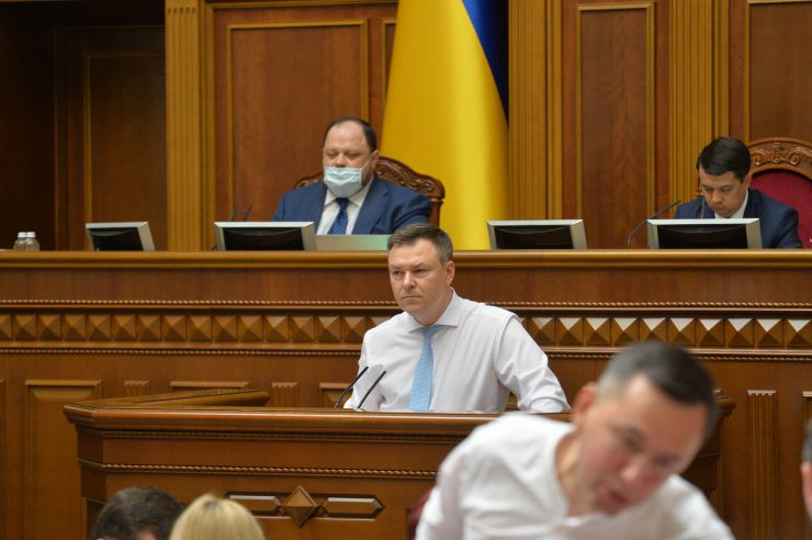 Позачергове пленарне засідання Верховної Ради України.   

Для участі у позачерговому засіданні зареєструвалося 172 народних депутатів. 
Голова Верховної Ради України Дмитро Разумков відкрив позачергове пленарне засідання.
Народні депутати розглядають правки до проекту Закону про особливості реформування підприємств оборонно-промислового комплексу державної форми власності, №3822.
Олександр Завітневич -Голова Комітету Верховної Ради України з питань національної безпеки, оборони та розвідки,  
