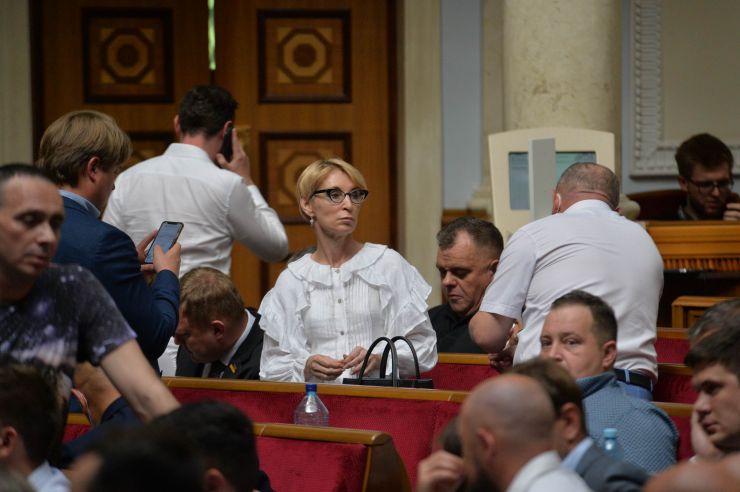 Позачергове пленарне засідання Верховної Ради України.   

Для участі у позачерговому засіданні зареєструвалося 172 народних депутатів. 
Голова Верховної Ради України Дмитро Разумков відкрив позачергове пленарне засідання.
Народні депутати розглядають правки до проекту Закону про особливості реформування підприємств оборонно-промислового комплексу державної форми власності, №3822.
Єлізавета Богуцька -СН
