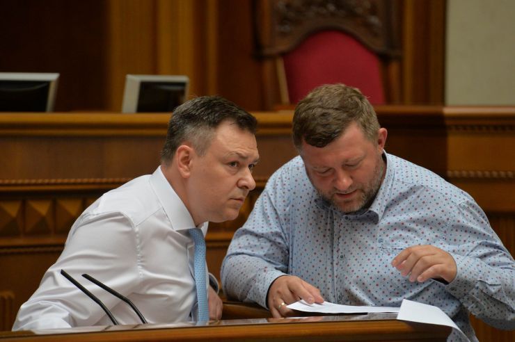 Позачергове пленарне засідання Верховної Ради України.   

Для участі у позачерговому засіданні зареєструвалося 172 народних депутатів. 
Голова Верховної Ради України Дмитро Разумков відкрив позачергове пленарне засідання.
Народні депутати розглядають правки до проекту Закону про особливості реформування підприємств оборонно-промислового комплексу державної форми власності, №3822.
Олександр Завітневич -Голова Комітету Верховної Ради України з питань національної безпеки, оборони та розвідки,  Олександр Корнієнко -СН
