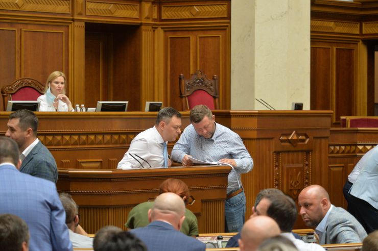 Позачергове пленарне засідання Верховної Ради України.   

Для участі у позачерговому засіданні зареєструвалося 172 народних депутатів. 
Голова Верховної Ради України Дмитро Разумков відкрив позачергове пленарне засідання.
Народні депутати розглядають правки до проекту Закону про особливості реформування підприємств оборонно-промислового комплексу державної форми власності, №3822.
Олександр Завітневич -Голова Комітету Верховної Ради України з питань національної безпеки, оборони та розвідки,  Олександр Корнієнко -СН
