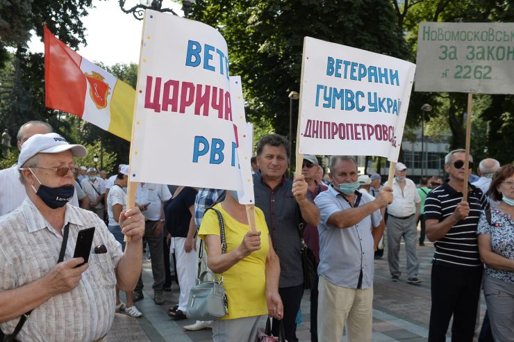 Біля Верховної Ради України відбулася Всеукраїнська масова акція протесту ветеранів - пенсіонерів усіх силових структур зі столиці та регіонів, які вимагатимуть невідкладного перерахунку пенсій. Аналогічні ветеранські заходи цього дня пройдуть і в обласних центрах.
