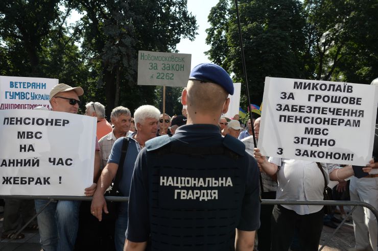 Біля Верховної Ради України відбулася Всеукраїнська масова акція протесту ветеранів - пенсіонерів усіх силових структур зі столиці та регіонів, які вимагатимуть невідкладного перерахунку пенсій. Аналогічні ветеранські заходи цього дня пройдуть і в обласних центрах.