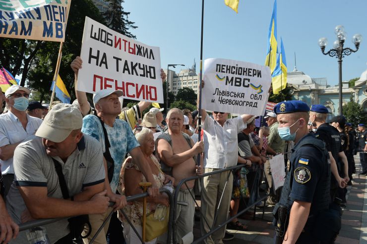 Біля Верховної Ради України відбулася Всеукраїнська масова акція протесту ветеранів - пенсіонерів усіх силових структур зі столиці та регіонів, які вимагатимуть невідкладного перерахунку пенсій. Аналогічні ветеранські заходи цього дня пройдуть і в обласних центрах.