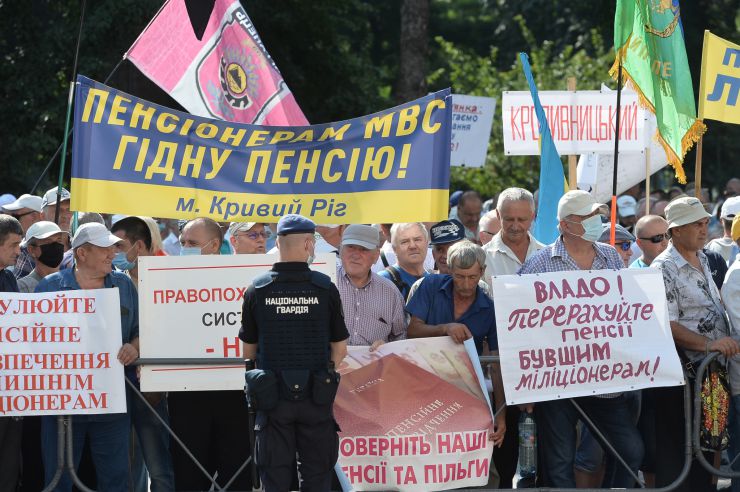 Біля Верховної Ради України відбулася Всеукраїнська масова акція протесту ветеранів - пенсіонерів усіх силових структур зі столиці та регіонів, які вимагатимуть невідкладного перерахунку пенсій. Аналогічні ветеранські заходи цього дня пройдуть і в обласних центрах.