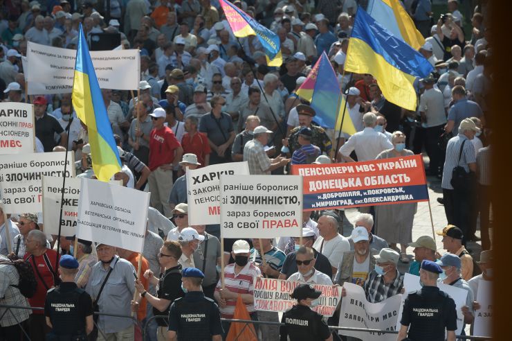 Біля Верховної Ради України відбулася Всеукраїнська масова акція протесту ветеранів - пенсіонерів усіх силових структур зі столиці та регіонів, які вимагатимуть невідкладного перерахунку пенсій. Аналогічні ветеранські заходи цього дня пройдуть і в обласних центрах.