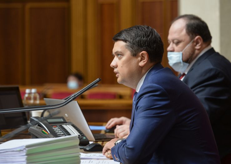 Пленарне засідання Верховної Ради України.

Голова Верховної Ради України Дмитро Разумков відкрив пленарне засідання.

Народні депутати продовжують розглядати правки до проекту Закону про внесення змін до деяких законів України щодо порядку обрання (призначення) на посади членів Вищої ради правосуддя та діяльності дисциплінарних інспекторів Вищої ради правосуддя, №5068. 
За результатами голосування правок підтримано було відхилену правку №733 та правки, на підтверджені яких наполягали народні депутати.
