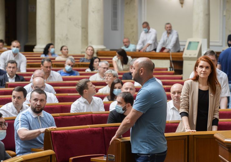 Пленарне засідання Верховної Ради України.

Голова Верховної Ради України Дмитро Разумков відкрив пленарне засідання.

Народні депутати продовжують розглядати правки до проекту Закону про внесення змін до деяких законів України щодо порядку обрання (призначення) на посади членів Вищої ради правосуддя та діяльності дисциплінарних інспекторів Вищої ради правосуддя, №5068. 
За результатами голосування правок підтримано було відхилену правку №733 та правки, на підтверджені яких наполягали народні депутати.
