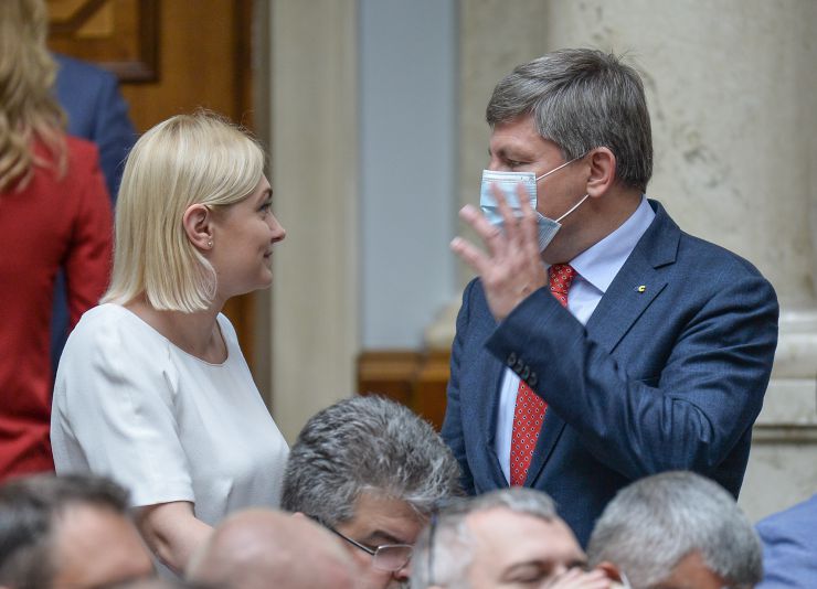 Пленарне засідання Верховної Ради України.

Голова Верховної Ради України Дмитро Разумков відкрив пленарне засідання.

Народні депутати продовжують розглядати правки до проекту Закону про внесення змін до деяких законів України щодо порядку обрання (призначення) на посади членів Вищої ради правосуддя та діяльності дисциплінарних інспекторів Вищої ради правосуддя, №5068. 
За результатами голосування правок підтримано було відхилену правку №733 та правки, на підтверджені яких наполягали народні депутати. Герасимов
