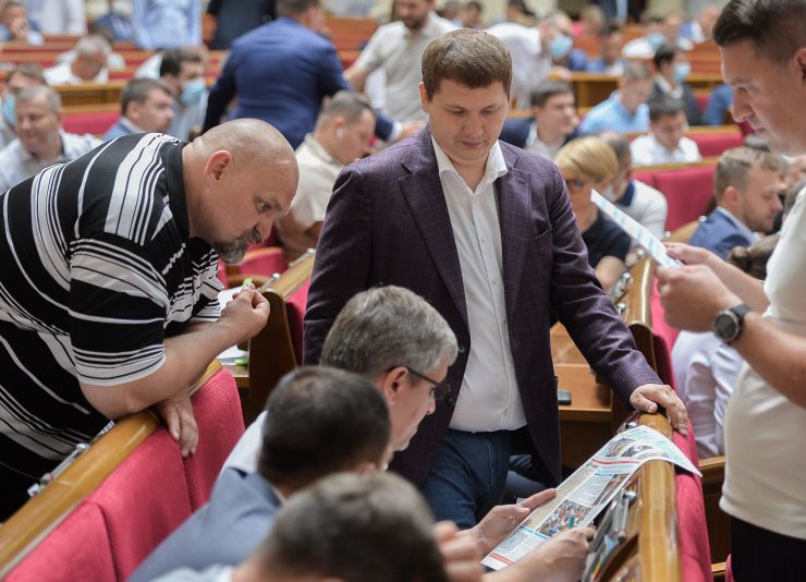 Пленарне засідання Верховної Ради України.

Голова Верховної Ради України Дмитро Разумков відкрив пленарне засідання.

Народні депутати продовжують розглядати правки до проекту Закону про внесення змін до деяких законів України щодо порядку обрання (призначення) на посади членів Вищої ради правосуддя та діяльності дисциплінарних інспекторів Вищої ради правосуддя, №5068. 
За результатами голосування правок підтримано було відхилену правку №733 та правки, на підтверджені яких наполягали народні депутати.
