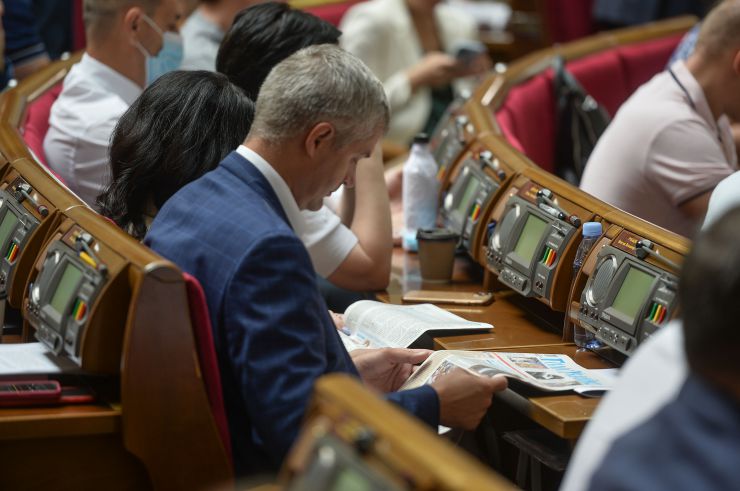 Пленарне засідання Верховної Ради України.

Голова Верховної Ради України Дмитро Разумков відкрив пленарне засідання.

Народні депутати продовжують розглядати правки до проекту Закону про внесення змін до деяких законів України щодо порядку обрання (призначення) на посади членів Вищої ради правосуддя та діяльності дисциплінарних інспекторів Вищої ради правосуддя, №5068. 
За результатами голосування правок підтримано було відхилену правку №733 та правки, на підтверджені яких наполягали народні депутати.
