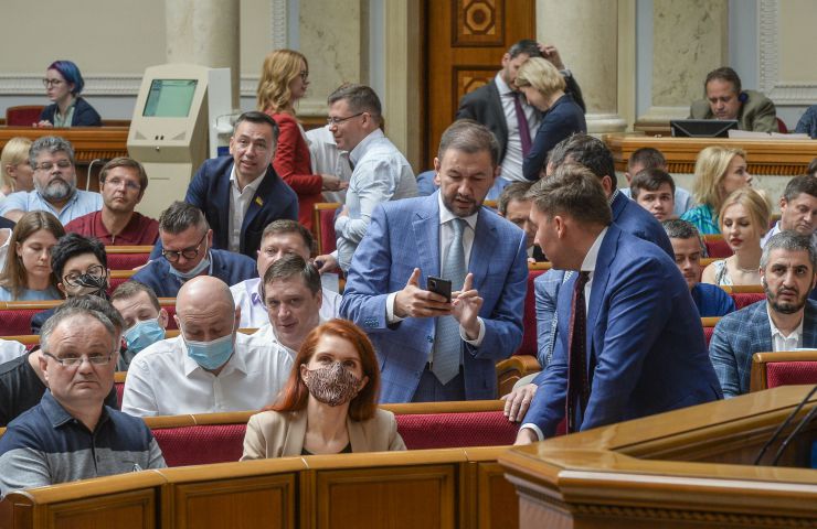 Пленарне засідання Верховної Ради України.

Голова Верховної Ради України Дмитро Разумков відкрив пленарне засідання.

Народні депутати продовжують розглядати правки до проекту Закону про внесення змін до деяких законів України щодо порядку обрання (призначення) на посади членів Вищої ради правосуддя та діяльності дисциплінарних інспекторів Вищої ради правосуддя, №5068. 
За результатами голосування правок підтримано було відхилену правку №733 та правки, на підтверджені яких наполягали народні депутати.
