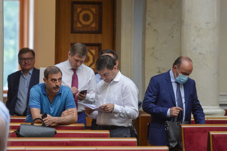 Позачергове пленарне засідання Верховної Ради України. 

Для участі у позачерговому засіданні зареєструвалося 99 народних депутатів. 

Відкрив позачергове пленарне засідання Перший заступник Голови Верховної Ради України Руслан Стефанчук.
Головуючий повідомив, що позачергове засідання проводиться у зв'язку з вимогою Президента України Володимира Зеленського.
