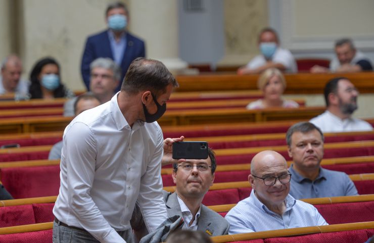 Позачергове пленарне засідання Верховної Ради України. 

Для участі у позачерговому засіданні зареєструвалося 99 народних депутатів. 

Відкрив позачергове пленарне засідання Перший заступник Голови Верховної Ради України Руслан Стефанчук.
Головуючий повідомив, що позачергове засідання проводиться у зв'язку з вимогою Президента України Володимира Зеленського.
