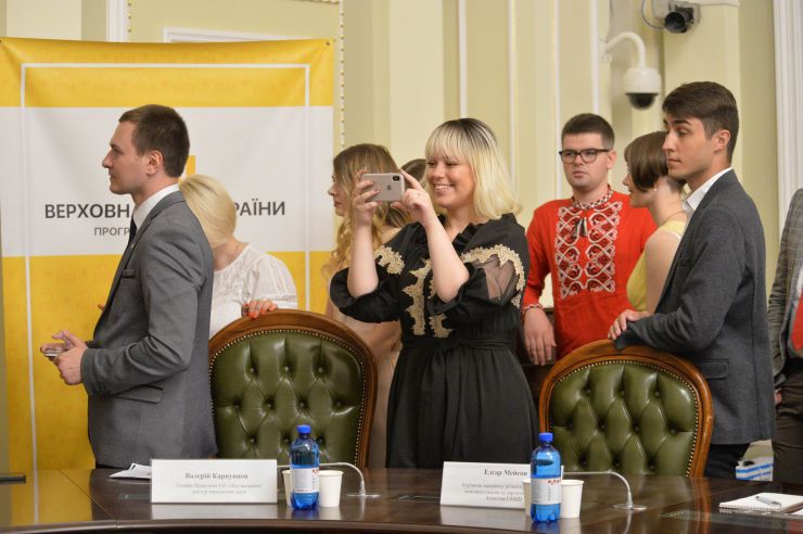 Урочиста церемонія закриття Програми стажування молоді в Апараті Верховної Ради України у 2021 році за участі заступниці Голови ВР Олени Кондратюк. За час реалізації Програми 2021 року у секретаріатах комітетів і структурних підрозділах Апарату Верховної Ради України завершили стажування 52 молодих фахівця.