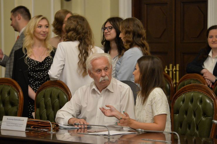 Урочиста церемонія закриття Програми стажування молоді в Апараті Верховної Ради України у 2021 році за участі заступниці Голови ВР Олени Кондратюк. За час реалізації Програми 2021 року у секретаріатах комітетів і структурних підрозділах Апарату Верховної Ради України завершили стажування 52 молодих фахівця. Володимир Крижанівський, народний депутат 1 скликання, експерт програми УСАД «Рада»