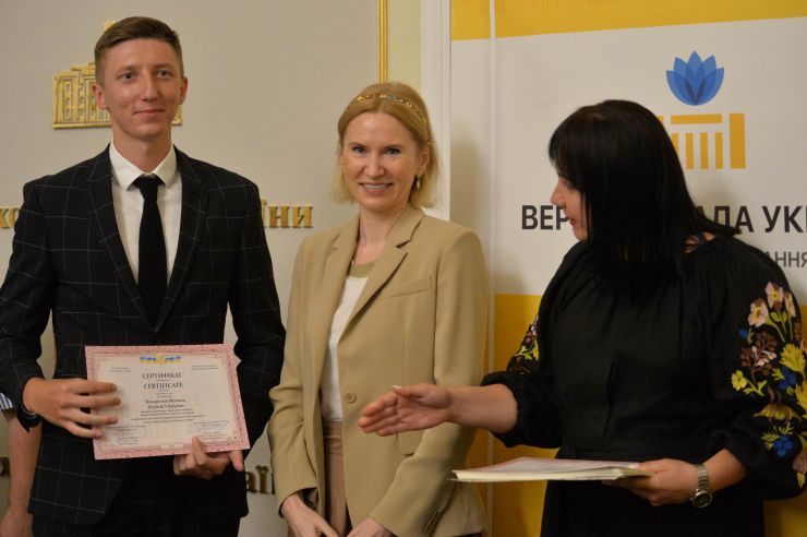 Урочиста церемонія закриття Програми стажування молоді в Апараті Верховної Ради України у 2021 році за участі заступниці Голови ВР Олени Кондратюк. За час реалізації Програми 2021 року у секретаріатах комітетів і структурних підрозділах Апарату Верховної Ради України завершили стажування 52 молодих фахівця. Випускник Владислав Жилюк, заступниця Голови ВР Олена Кондратюк, Марія Савіна – виконавча директорка ГО «Ліга інтернів»