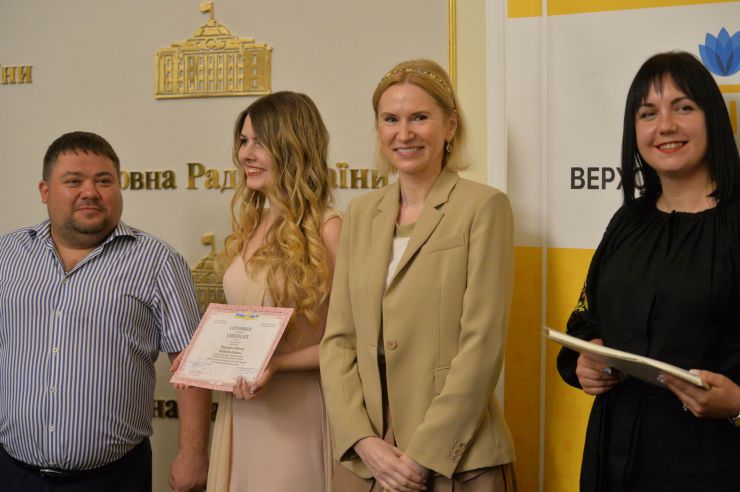 Урочиста церемонія закриття Програми стажування молоді в Апараті Верховної Ради України у 2021 році за участі заступниці Голови ВР Олени Кондратюк. За час реалізації Програми 2021 року у секретаріатах комітетів і структурних підрозділах Апарату Верховної Ради України завершили стажування 52 молодих фахівця. Валерій Карпунцов –голова правління ГО «Ліга інтернів», випускниця Маргарита Лубкова, заступниця Голови ВР Олена Кондратюк, Марія Савіна – виконавча директорка ГО «Ліга інтернів»