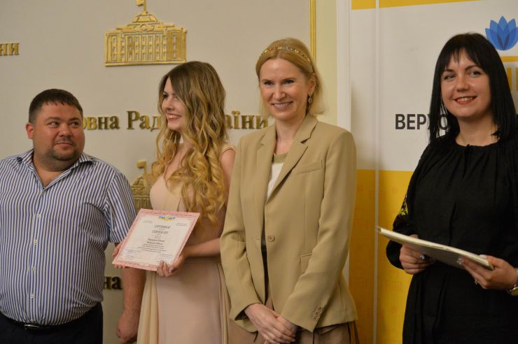 Урочиста церемонія закриття Програми стажування молоді в Апараті Верховної Ради України у 2021 році за участі заступниці Голови ВР Олени Кондратюк. За час реалізації Програми 2021 року у секретаріатах комітетів і структурних підрозділах Апарату Верховної Ради України завершили стажування 52 молодих фахівця. Валерій Карпунцов –голова правління ГО «Ліга інтернів», випускниця Маргарита Лубкова, заступниця Голови ВР Олена Кондратюк, Марія Савіна – виконавча директорка ГО «Ліга інтернів»