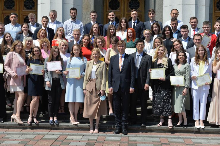 Урочиста церемонія закриття Програми стажування молоді в Апараті Верховної Ради України у 2021 році за участі заступниці Голови ВР Олени Кондратюк. За час реалізації Програми 2021 року у секретаріатах комітетів і структурних підрозділах Апарату Верховної Ради України завершили стажування 52 молодих фахівця.