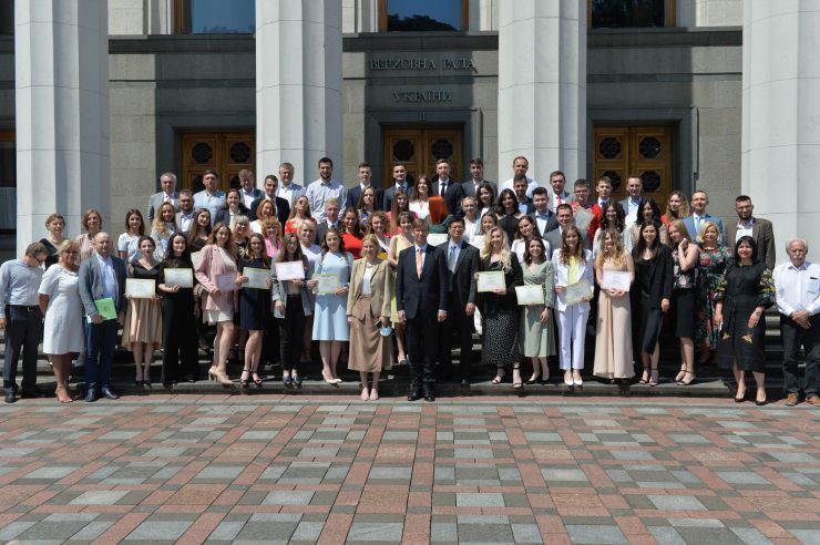 Урочиста церемонія закриття Програми стажування молоді в Апараті Верховної Ради України у 2021 році за участі заступниці Голови ВР Олени Кондратюк. За час реалізації Програми 2021 року у секретаріатах комітетів і структурних підрозділах Апарату Верховної Ради України завершили стажування 52 молодих фахівця.