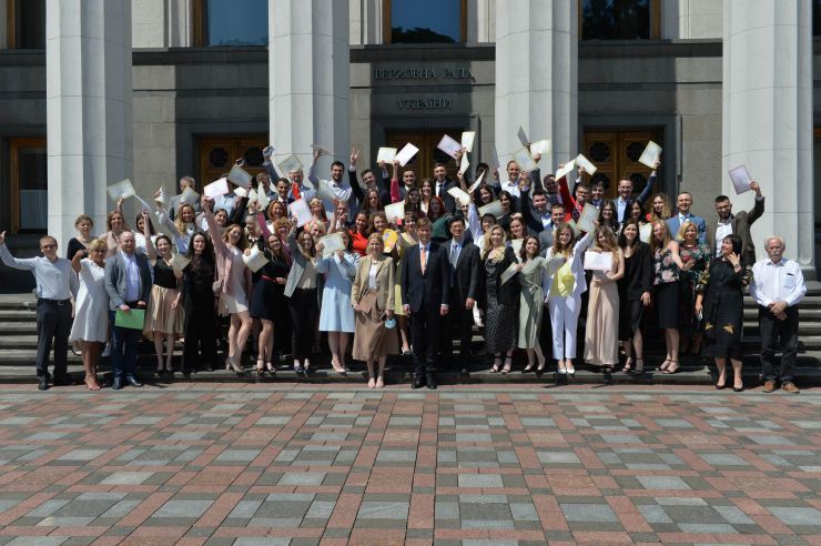 Урочиста церемонія закриття Програми стажування молоді в Апараті Верховної Ради України у 2021 році за участі заступниці Голови ВР Олени Кондратюк. За час реалізації Програми 2021 року у секретаріатах комітетів і структурних підрозділах Апарату Верховної Ради України завершили стажування 52 молодих фахівця.