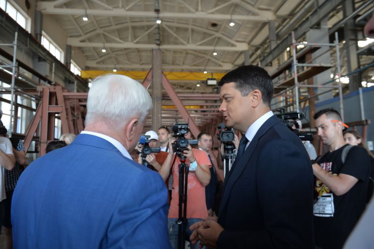 Робоча поїздка Голови Верховної Ради України Дмитра РАЗУМКОВА до Миколаївської та Одеської областей.
ТОВ СП «Нібулон».Ознайомлення з роботою та виробничими потужностями підприємства.
Аграрна компанія України, один з найбільших українських сільськогосподарських виробників та експортерів. Створили унікальну інфраструктуру перевантажувальних терміналів та комплексів з приймання, зберігання і відвантаження зернових та олійних культур, потужного флоту і виробничих підрозділів по всій Україні.
Зустрічає:генеральний директор ВАДАТУРСЬКИЙ Олексій.
