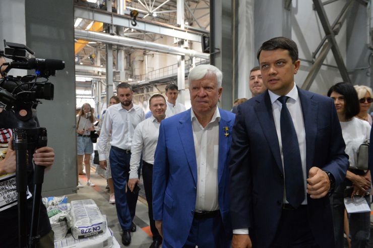 Робоча поїздка Голови Верховної Ради України Дмитра РАЗУМКОВА до Миколаївської та Одеської областей.
ТОВ СП «Нібулон».Ознайомлення з роботою та виробничими потужностями підприємства.
Аграрна компанія України, один з найбільших українських сільськогосподарських виробників та експортерів. Створили унікальну інфраструктуру перевантажувальних терміналів та комплексів з приймання, зберігання і відвантаження зернових та олійних культур, потужного флоту і виробничих підрозділів по всій Україні.
Зустрічає:генеральний директор ВАДАТУРСЬКИЙ Олексій.

