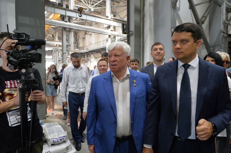 Робоча поїздка Голови Верховної Ради України Дмитра РАЗУМКОВА до Миколаївської та Одеської областей.
ТОВ СП «Нібулон».Ознайомлення з роботою та виробничими потужностями підприємства.
Аграрна компанія України, один з найбільших українських сільськогосподарських виробників та експортерів. Створили унікальну інфраструктуру перевантажувальних терміналів та комплексів з приймання, зберігання і відвантаження зернових та олійних культур, потужного флоту і виробничих підрозділів по всій Україні.
Зустрічає:генеральний директор ВАДАТУРСЬКИЙ Олексій.
