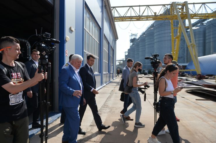Робоча поїздка Голови Верховної Ради України Дмитра РАЗУМКОВА до Миколаївської та Одеської областей.
ТОВ СП «Нібулон».Ознайомлення з роботою та виробничими потужностями підприємства.
Аграрна компанія України, один з найбільших українських сільськогосподарських виробників та експортерів. Створили унікальну інфраструктуру перевантажувальних терміналів та комплексів з приймання, зберігання і відвантаження зернових та олійних культур, потужного флоту і виробничих підрозділів по всій Україні.
Зустрічає:генеральний директор ВАДАТУРСЬКИЙ Олексій.
