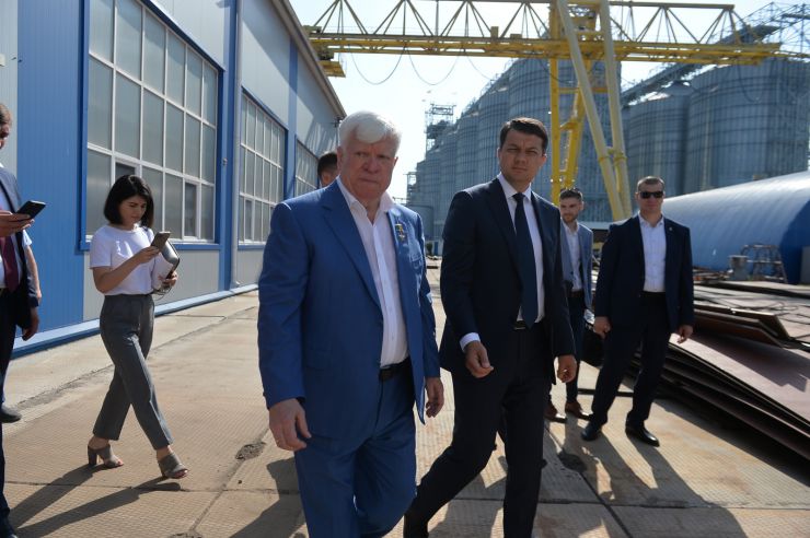 Робоча поїздка Голови Верховної Ради України Дмитра РАЗУМКОВА до Миколаївської та Одеської областей.
ТОВ СП «Нібулон».Ознайомлення з роботою та виробничими потужностями підприємства.
Аграрна компанія України, один з найбільших українських сільськогосподарських виробників та експортерів. Створили унікальну інфраструктуру перевантажувальних терміналів та комплексів з приймання, зберігання і відвантаження зернових та олійних культур, потужного флоту і виробничих підрозділів по всій Україні.
Зустрічає:генеральний директор ВАДАТУРСЬКИЙ Олексій.
