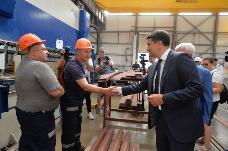Робоча поїздка Голови Верховної Ради України Дмитра РАЗУМКОВА до Миколаївської та Одеської областей.
ТОВ СП «Нібулон».Ознайомлення з роботою та виробничими потужностями підприємства.
Аграрна компанія України, один з найбільших українських сільськогосподарських виробників та експортерів. Створили унікальну інфраструктуру перевантажувальних терміналів та комплексів з приймання, зберігання і відвантаження зернових та олійних культур, потужного флоту і виробничих підрозділів по всій Україні.
Зустрічає:генеральний директор ВАДАТУРСЬКИЙ Олексій.
