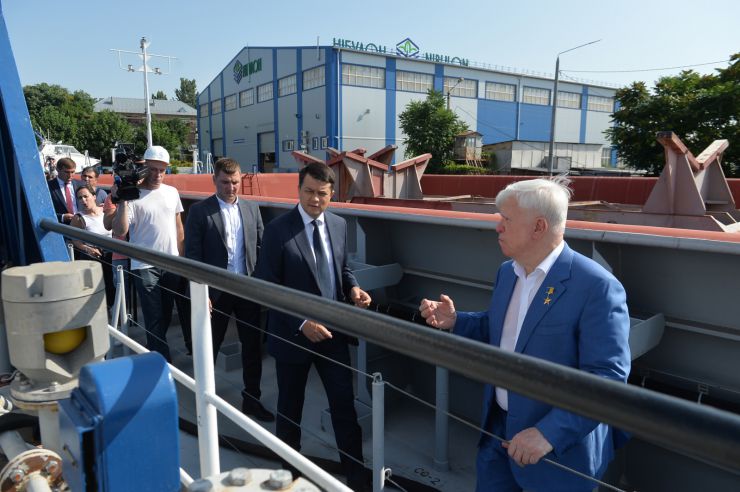 Робоча поїздка Голови Верховної Ради України Дмитра РАЗУМКОВА до Миколаївської та Одеської областей.
ТОВ СП «Нібулон».Ознайомлення з роботою та виробничими потужностями підприємства.
Аграрна компанія України, один з найбільших українських сільськогосподарських виробників та експортерів. Створили унікальну інфраструктуру перевантажувальних терміналів та комплексів з приймання, зберігання і відвантаження зернових та олійних культур, потужного флоту і виробничих підрозділів по всій Україні.
Зустрічає:генеральний директор ВАДАТУРСЬКИЙ Олексій.
