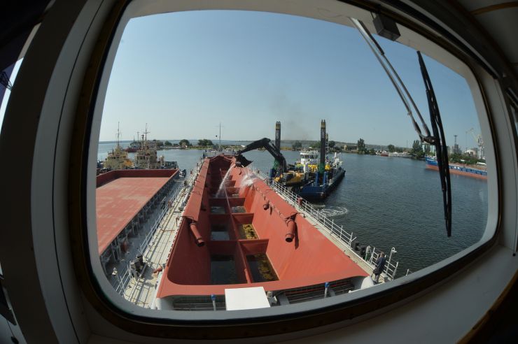 Робоча поїздка Голови Верховної Ради України Дмитра РАЗУМКОВА до Миколаївської та Одеської областей.
ТОВ СП «Нібулон».Ознайомлення з роботою та виробничими потужностями підприємства.
Аграрна компанія України, один з найбільших українських сільськогосподарських виробників та експортерів. Створили унікальну інфраструктуру перевантажувальних терміналів та комплексів з приймання, зберігання і відвантаження зернових та олійних культур, потужного флоту і виробничих підрозділів по всій Україні.
Зустрічає:генеральний директор ВАДАТУРСЬКИЙ Олексій.
