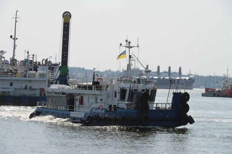Робоча поїздка Голови Верховної Ради України Дмитра РАЗУМКОВА до Миколаївської та Одеської областей.
ТОВ СП «Нібулон».Ознайомлення з роботою та виробничими потужностями підприємства.
Аграрна компанія України, один з найбільших українських сільськогосподарських виробників та експортерів. Створили унікальну інфраструктуру перевантажувальних терміналів та комплексів з приймання, зберігання і відвантаження зернових та олійних культур, потужного флоту і виробничих підрозділів по всій Україні.
Зустрічає:генеральний директор ВАДАТУРСЬКИЙ Олексій.
