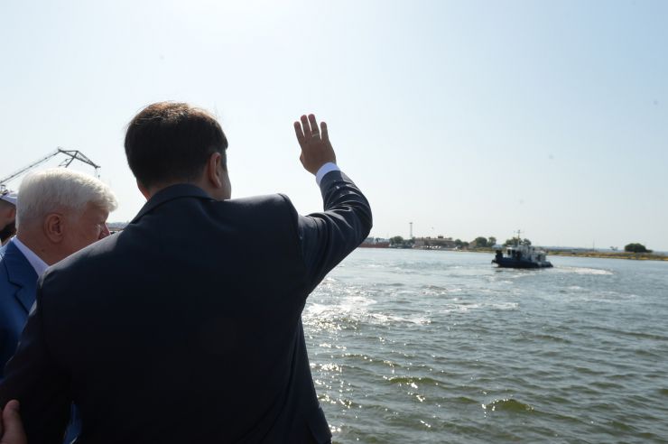 Робоча поїздка Голови Верховної Ради України Дмитра РАЗУМКОВА до Миколаївської та Одеської областей.
ТОВ СП «Нібулон».Ознайомлення з роботою та виробничими потужностями підприємства.
Аграрна компанія України, один з найбільших українських сільськогосподарських виробників та експортерів. Створили унікальну інфраструктуру перевантажувальних терміналів та комплексів з приймання, зберігання і відвантаження зернових та олійних культур, потужного флоту і виробничих підрозділів по всій Україні.
Зустрічає:генеральний директор ВАДАТУРСЬКИЙ Олексій.
