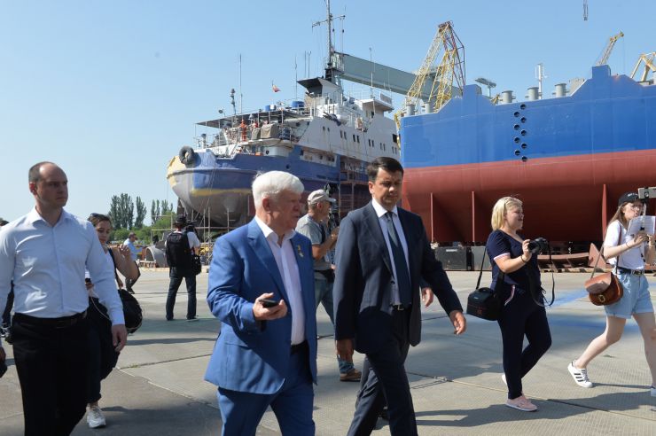 Робоча поїздка Голови Верховної Ради України Дмитра РАЗУМКОВА до Миколаївської та Одеської областей.
ТОВ СП «Нібулон».Ознайомлення з роботою та виробничими потужностями підприємства.
Аграрна компанія України, один з найбільших українських сільськогосподарських виробників та експортерів. Створили унікальну інфраструктуру перевантажувальних терміналів та комплексів з приймання, зберігання і відвантаження зернових та олійних культур, потужного флоту і виробничих підрозділів по всій Україні.
Зустрічає:генеральний директор ВАДАТУРСЬКИЙ Олексій.
