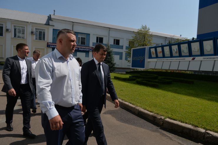 Робоча поїздка Голови Верховної Ради України Дмитра РАЗУМКОВА до Миколаївської та Одеської областей
Приїзд Голови Верховної Ради України  Д. РАЗУМКОВА до акціонерного товариства «ЗАВОД ЕКВАТОР».Ознайомлення з роботою та виробничими потужностями підприємства.
Лідер у виробництві кліматичного і холодильного обладнання для різних галузей, а саме: створення широкої гами виробів кліматичної техніки для систем кондиціонування повітря і вентиляції морських об'єктів, атомних електростанцій, локомотивного і рухомого складу залізниць та метрополітенів, «гарячих» цехів металургійних підприємств, медичних установ.
